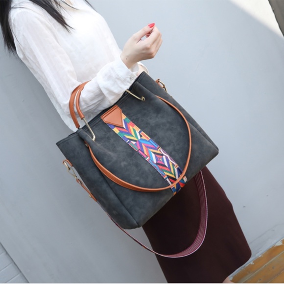 Helsinki Leather Shoulder Bag - Picture 2 of 8